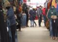 Atenție la hoții care își fac veacul în Bazarul din Suceava. Unui bărbat i-au furat portofelul din borsetă