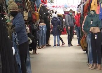 Atenție la hoții care își fac veacul în Bazarul din Suceava. Unui bărbat i-au furat portofelul din borsetă