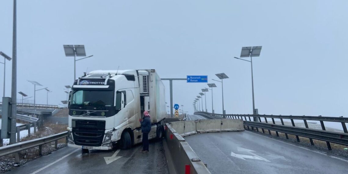 FOTO Un TIR scăpat de sub control a făcut prăpăd pe șoseaua de centură a Sucevei