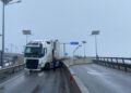 FOTO Un TIR scăpat de sub control a făcut prăpăd pe șoseaua de centură a Sucevei