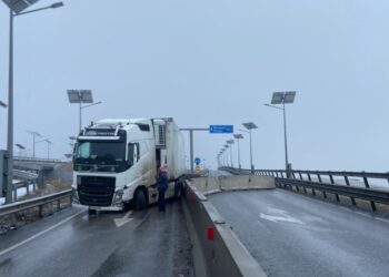 FOTO Un TIR scăpat de sub control a făcut prăpăd pe șoseaua de centură a Sucevei