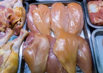 Alertă alimentară, emisă de ANSVSA. Mai multe magazine și depozite din țară, printre care și Savcom, au cumpărat carne de pui contaminată cu Salmonella, de la Cedrob