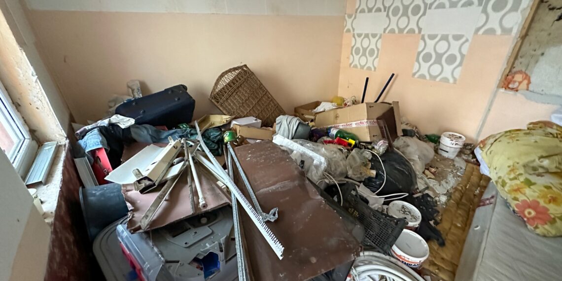 VIDEO Primăria Suceava a demolat o clădire construită ilegal în cartierul Burdujeni, în care se adăposteau oamenii străzii: ”Urmează ca în zona curățată și cea din apropierea acesteia, să construim o nouă parcare”