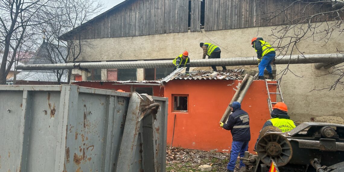 VIDEO Primăria Suceava a demolat o clădire construită ilegal în cartierul Burdujeni, în care se adăposteau oamenii străzii: ”Urmează ca în zona curățată și cea din apropierea acesteia, să construim o nouă parcare”