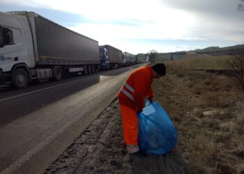 FOTO Lucrătorii Secției Drumuri Naționale Suceava au strâns aproape 10 tone de gunoaie, majoritatea aruncate în bătaie de joc de șoferii TIR-urilor ucrainene, de pe DN 2, pe sectorul Dărmănești – Grănicești