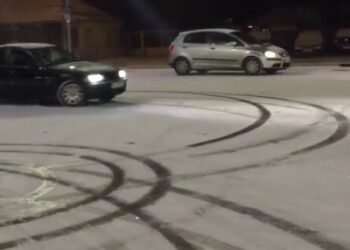 Șase tineri au rămas pietoni, după ce polițiștii i-au prins făcând drifturi în parcările unor centre comerciale din Suceava. Unul dintre șoferi era beat