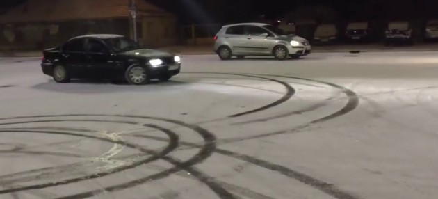 Șase tineri au rămas pietoni, după ce polițiștii i-au prins făcând drifturi în parcările unor centre comerciale din Suceava. Unul dintre șoferi era beat