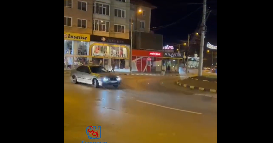 VIDEO Polițiștii i-au suspendat permisul de conducere unui tânăr de 21 de ani, pentru că a făcut drift-uri în sensul giratoriu din centrul Sucevei