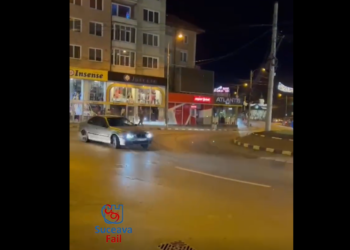 VIDEO Polițiștii i-au suspendat permisul de conducere unui tânăr de 21 de ani, pentru că a făcut drift-uri în sensul giratoriu din centrul Sucevei