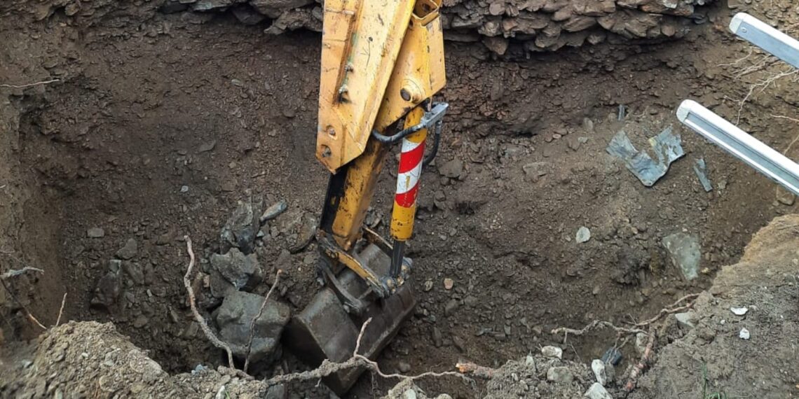 FOTO Un bărbat a fost surprins de un mal de pământ, în Pojorâta. Victima curăța o fântână