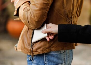 Un individ din Dorohoi a ajuns în arest, după ce i-a furat telefonul unei sucevence, într-un autobuz TPL