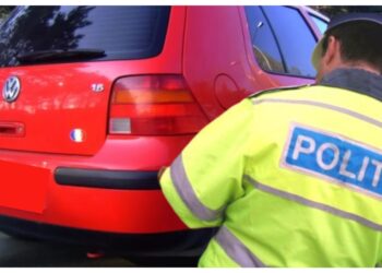 Un șofer în stare vădită de ebrietate, care se lăuda cu un Golf IV, turându-l nejustificat în prima zi de Crăciun, pe o stradă din Obcini, a fost amendat cu 3.480 de lei. Polițiștii i-au indisponibilizat mașina și i-au întocmit individului un dosar penal