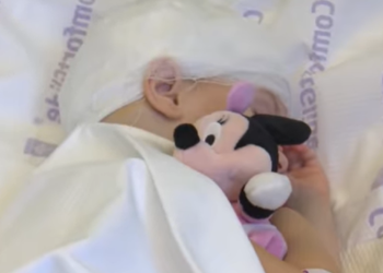 VIDEO Miracolul micuței Ilinca din Suceava: La doar trei ani, se detubează singură și învinge o tumoare de 5 cm, cu ajutorul medicilor de la Spitalul Clinic de Urgență Iași