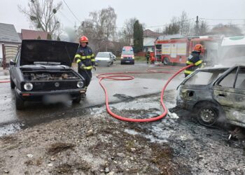 FOTO O mașină a ars în totalitate și alte două autoturisme parțial, în urma incendiului din Fălticeni