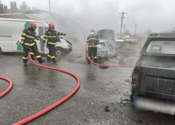 FOTO O mașină a ars în totalitate și alte două autoturisme parțial, în urma incendiului din Fălticeni