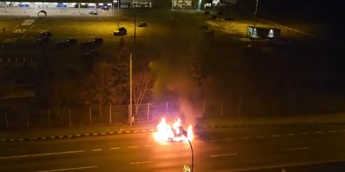 VIDEO Un BMW X3 s-a făcut scrum în fața magazinului Metro, din Suceava