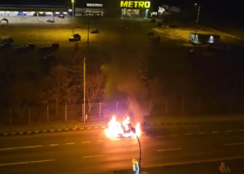VIDEO Un BMW X3 s-a făcut scrum în fața magazinului Metro, din Suceava