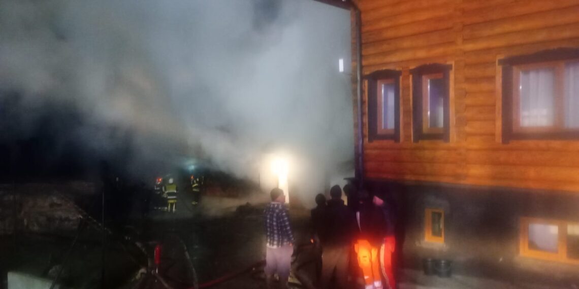 FOTO Incendiu izbucnit la Școala Gimnazială din Găinești, la 3 dimineața. Pompierii au intervenit cu cinci autospeciale de stingere