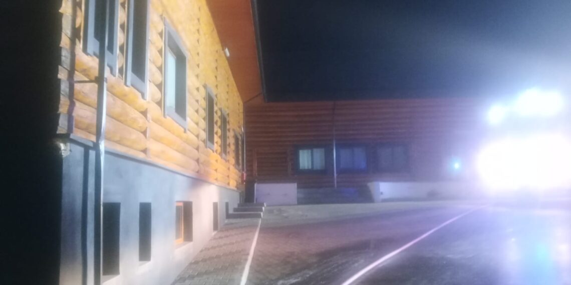 FOTO Incendiu izbucnit la Școala Gimnazială din Găinești, la 3 dimineața. Pompierii au intervenit cu cinci autospeciale de stingere