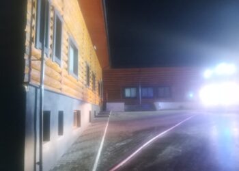 FOTO Incendiu izbucnit la Școala Gimnazială din Găinești, la 3 dimineața. Pompierii au intervenit cu cinci autospeciale de stingere
