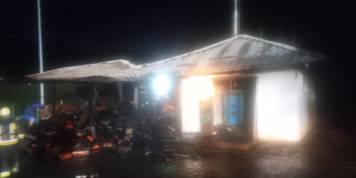 FOTO Incendiu izbucnit la Școala Gimnazială din Găinești, la 3 dimineața. Pompierii au intervenit cu cinci autospeciale de stingere