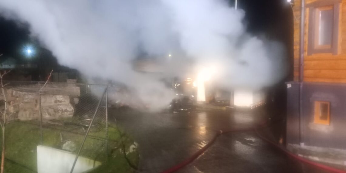 FOTO Incendiu izbucnit la Școala Gimnazială din Găinești, la 3 dimineața. Pompierii au intervenit cu cinci autospeciale de stingere