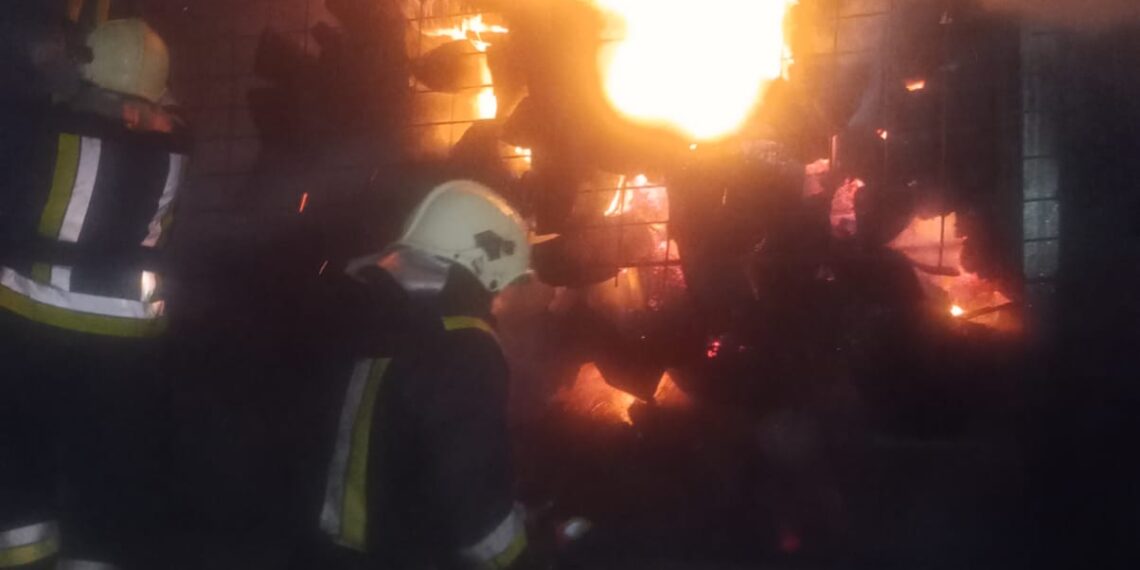 FOTO Incendiu izbucnit la Școala Gimnazială din Găinești, la 3 dimineața. Pompierii au intervenit cu cinci autospeciale de stingere