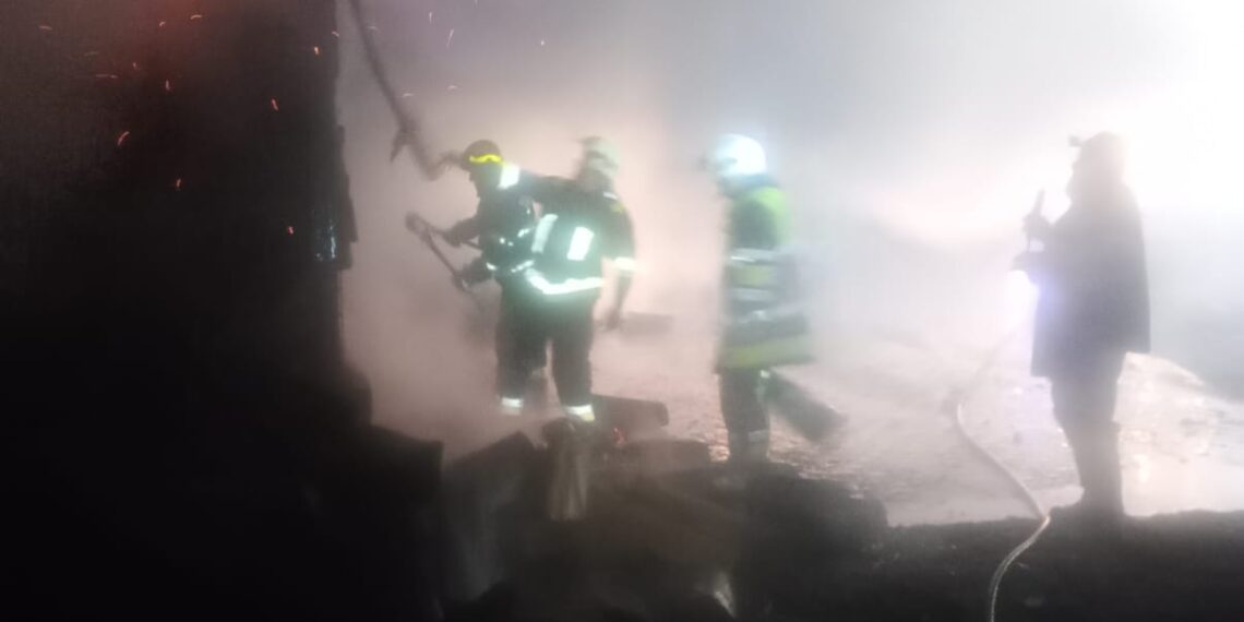 FOTO Incendiu izbucnit la Școala Gimnazială din Găinești, la 3 dimineața. Pompierii au intervenit cu cinci autospeciale de stingere