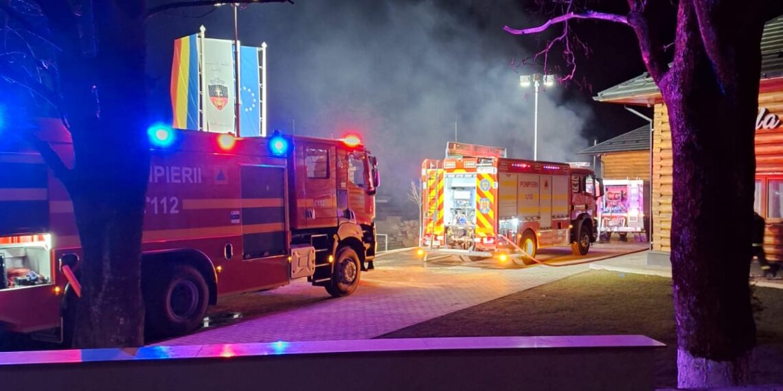 FOTO Incendiu izbucnit la Școala Gimnazială din Găinești, la 3 dimineața. Pompierii au intervenit cu cinci autospeciale de stingere