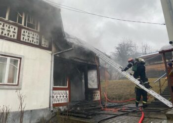 FOTO Incendiu la o casă din Vatra Dornei. Un bătrân de 79 de ani a fost găsit în interiorul locuinței, în stare de inconștiență