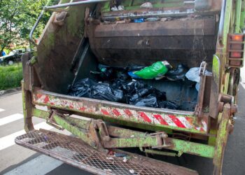 Un angajat de la Servicii Comunale Siret a fost călcat de mașina de gunoi, în timp ce aceasta dădea cu spatele