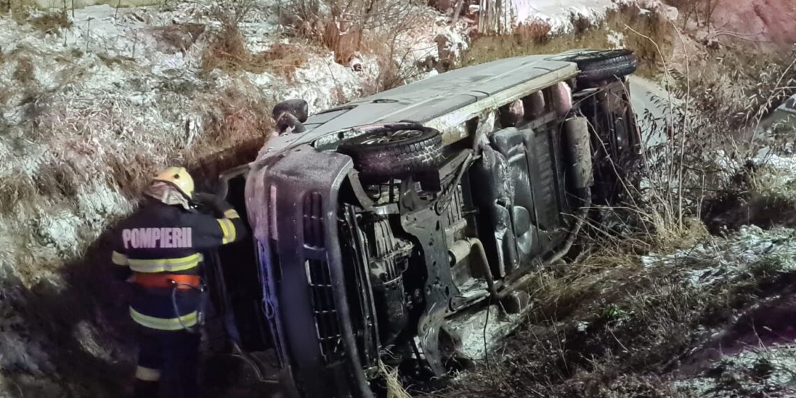 FOTO Un microbuz s-a răsturnat în afara drumului, pe raza localității Marginea. Un tânăr de 22 de ani a fost transportat la spital