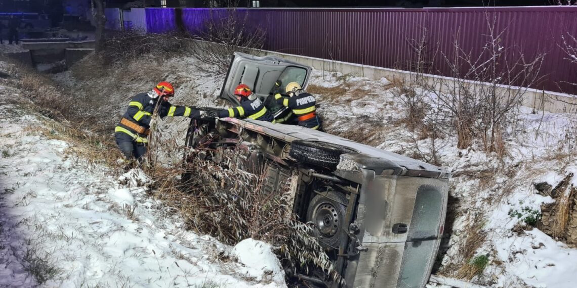 FOTO Un microbuz s-a răsturnat în afara drumului, pe raza localității Marginea. Un tânăr de 22 de ani a fost transportat la spital