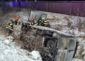 FOTO Un microbuz s-a răsturnat în afara drumului, pe raza localității Marginea. Un tânăr de 22 de ani a fost transportat la spital