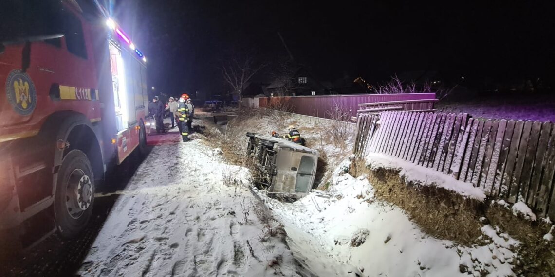 FOTO Un microbuz s-a răsturnat în afara drumului, pe raza localității Marginea. Un tânăr de 22 de ani a fost transportat la spital
