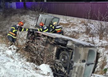 FOTO Un microbuz s-a răsturnat în afara drumului, pe raza localității Marginea. Un tânăr de 22 de ani a fost transportat la spital