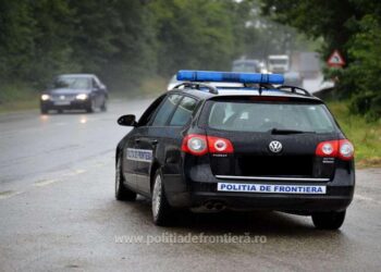 Un individ care s-a luat la întrecere cu polițiștii de frontieră, pe traseul Vicovu de Sus – Bilca, a fost condamnat la un an și nouă luni de închisoare cu executare. Acesta a refuzat să-și divulge alcoolemia după ce s-a oprit cu mașina într-un cap de pod