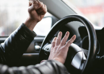 Un fălticenean a fost condamnat la o amendă penală de 4.500 de lei, pentru că a fost ”zmeu” în trafic. Individul l-a lovit cu pumnul în ochi pe un șofer care și-a permis să-l depășească