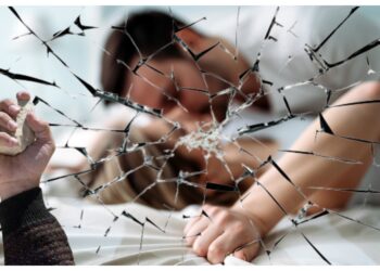 Amendă penală de 5.000 de lei, pentru un bărbat care a spart cu piatra un geam al locuinței vecinului său, de supărare că i-a ”iubit” soția fără știrea sa