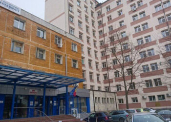 Mai mulți angajați șpăgari ai Spitalului Județean de Urgență Botoșani, în frunte cu managerul unității medicale, au fost reținuți în dosarul mitei pentru angajare. DNA Suceava a constatat că inculpații pretindeau șpăgi între 2.000 – 15.000 de euro