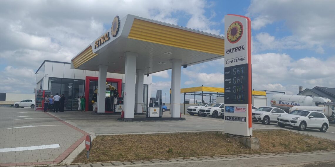 O șoferiță s-a oprit cu mașina în panoul de afișare a prețului de carburant al unei benzinării de pe raza localității Calafindești. În autoturism se aflau și cinci copii