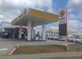 O șoferiță s-a oprit cu mașina în panoul de afișare a prețului de carburant al unei benzinării de pe raza localității Calafindești. În autoturism se aflau și cinci copii