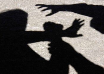 Un sucevean gelos a fost condamnat la închisoare cu suspendare, pentru că și-a tâlhărit soția. Bărbatul a dat de pământ cu femeia, după ce a prins-o vorbind la telefon în curte