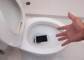 Un individ cherchelit și-a găsit telefonul în WC-ul unui bar din cartierul George Enescu, după ce a sunat la 112 și a sesizat furtul acestuia