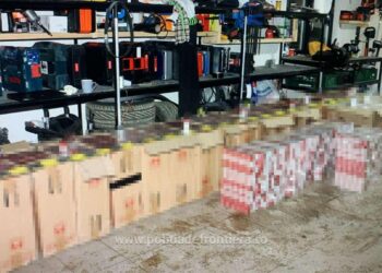 FOTO Peste 20.000 de pachete cu țigări de contrabandă, găsite într-un imobil aflat în construcție, de pe raza localității Vicovu de Sus