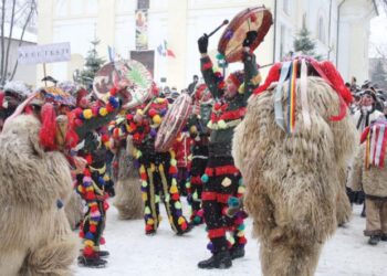 Festivalul Internațional al Obiceiurilor de Iarnă va avea loc la data de 27 decembrie. Parada măștilor și a costumelor va porni la ora 11 din zona SCJU Suceava și se va opri în centrul municipiului reședință de județ
