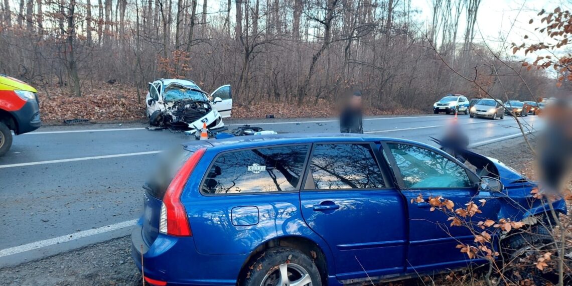 FOTO Accident rutier pe raza localității Adâncata. Cei doi șoferi au fost transportați la spital