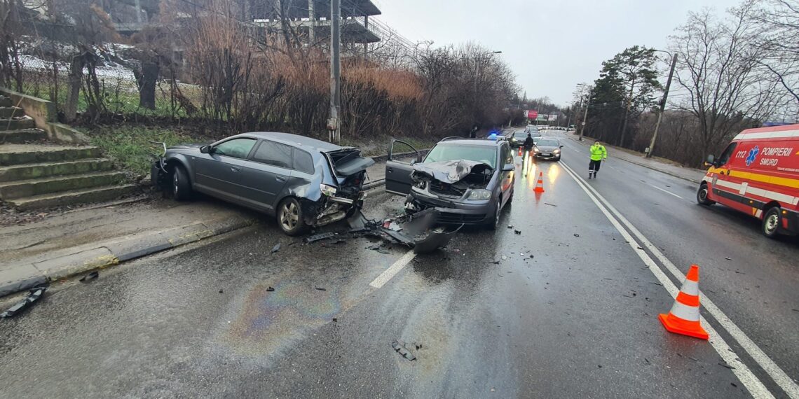 VIDEO Încă un accident rutier a avut loc pe Calea Unirii din Suceava. Două persoane au fost transportate la spital