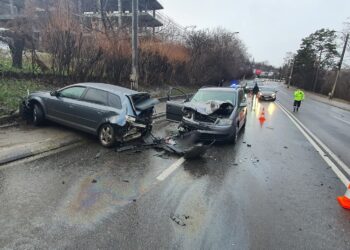 VIDEO Încă un accident rutier a avut loc pe Calea Unirii din Suceava. Două persoane au fost transportate la spital