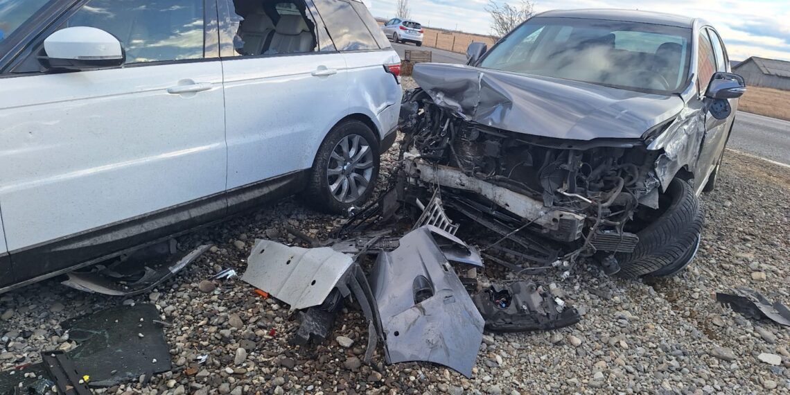 FOTO Accident rutier cu patru autoturisme, pe raza localității Cornu Luncii. O persoană este transportată la spital